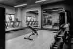 Fitnesscenter med en mängd olika träningsutrustning