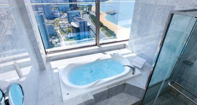 Executive King Suite Whirlpool with View