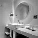 Toilettentischbereich des Zimmers mit Annehmlichkeiten