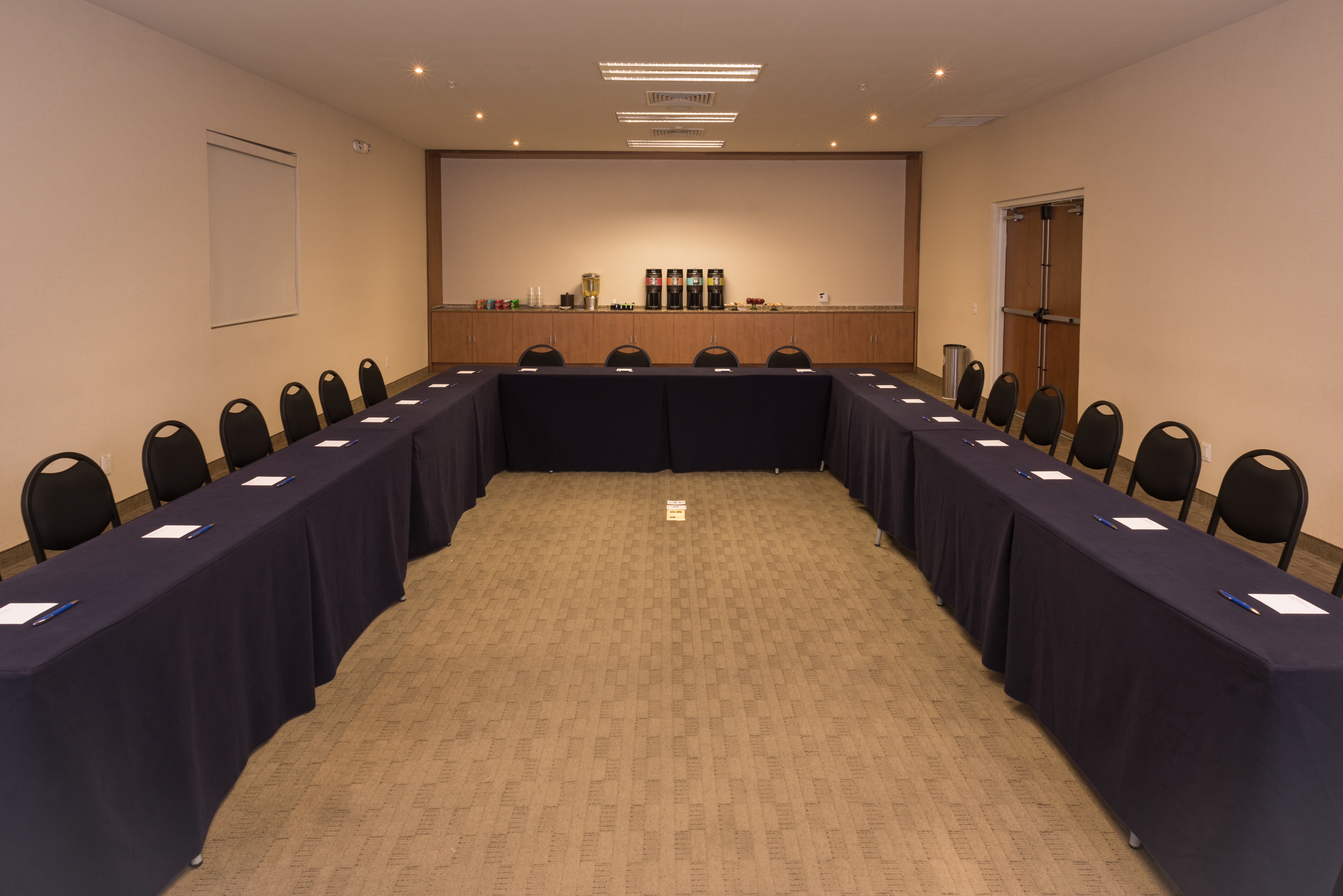 Sala de reuniones con mesas en forma de U