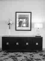 Khu vực chuẩn bị chức năng với tác phẩm nghệ thuật được trưng bày