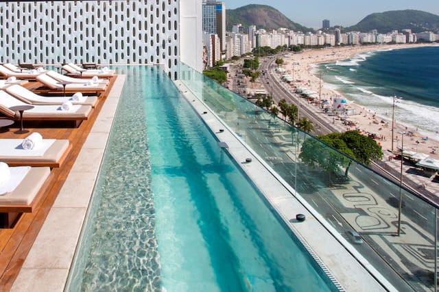 Blick auf den Strand und die Stadt vom Dachpool des Hotels