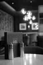 Sala de estar con mesa y menú