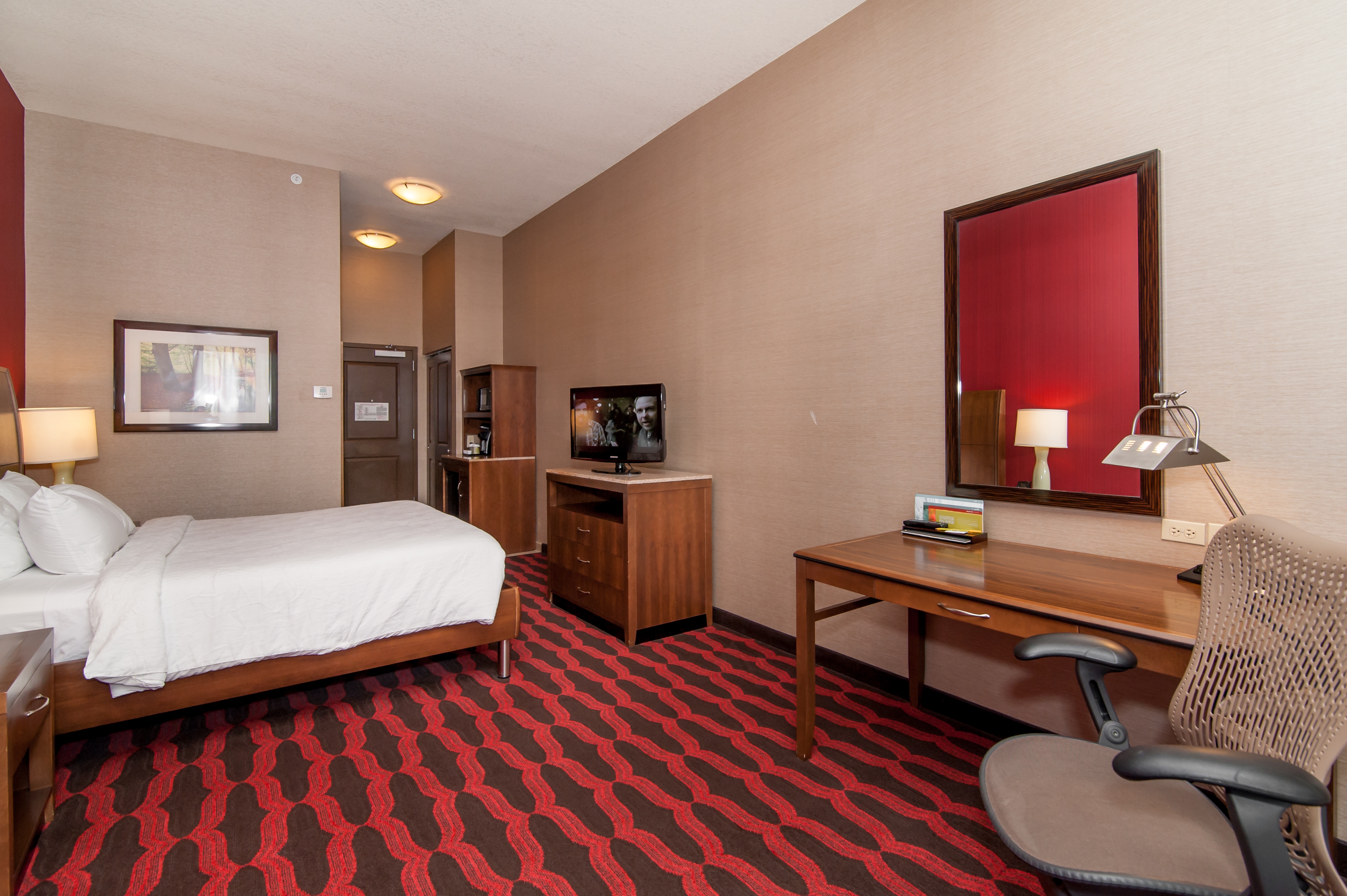 King bed guest room with work desk Hilton Garden Inn Preston Casino Area