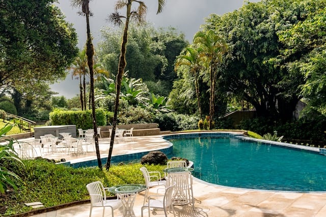 Piscine avec table et chaises.