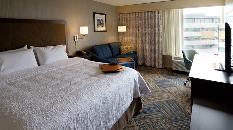 Guestroom with bed and seating area