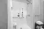 Bagno attrezzato per ospiti con disabilità con doccia ad accesso facilitato