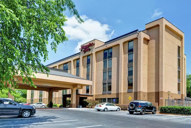 Hampton Inn Hotel Exterior