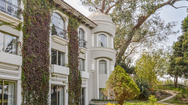 ホテルの外観とガーデンエリア