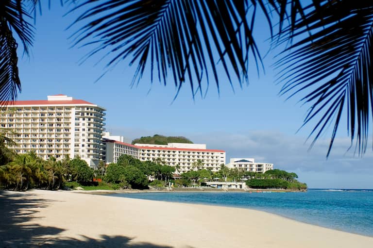 Außenansicht des Hotels mit Blick auf den Strand