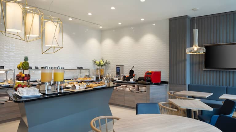 breakfast area with tables and chairs