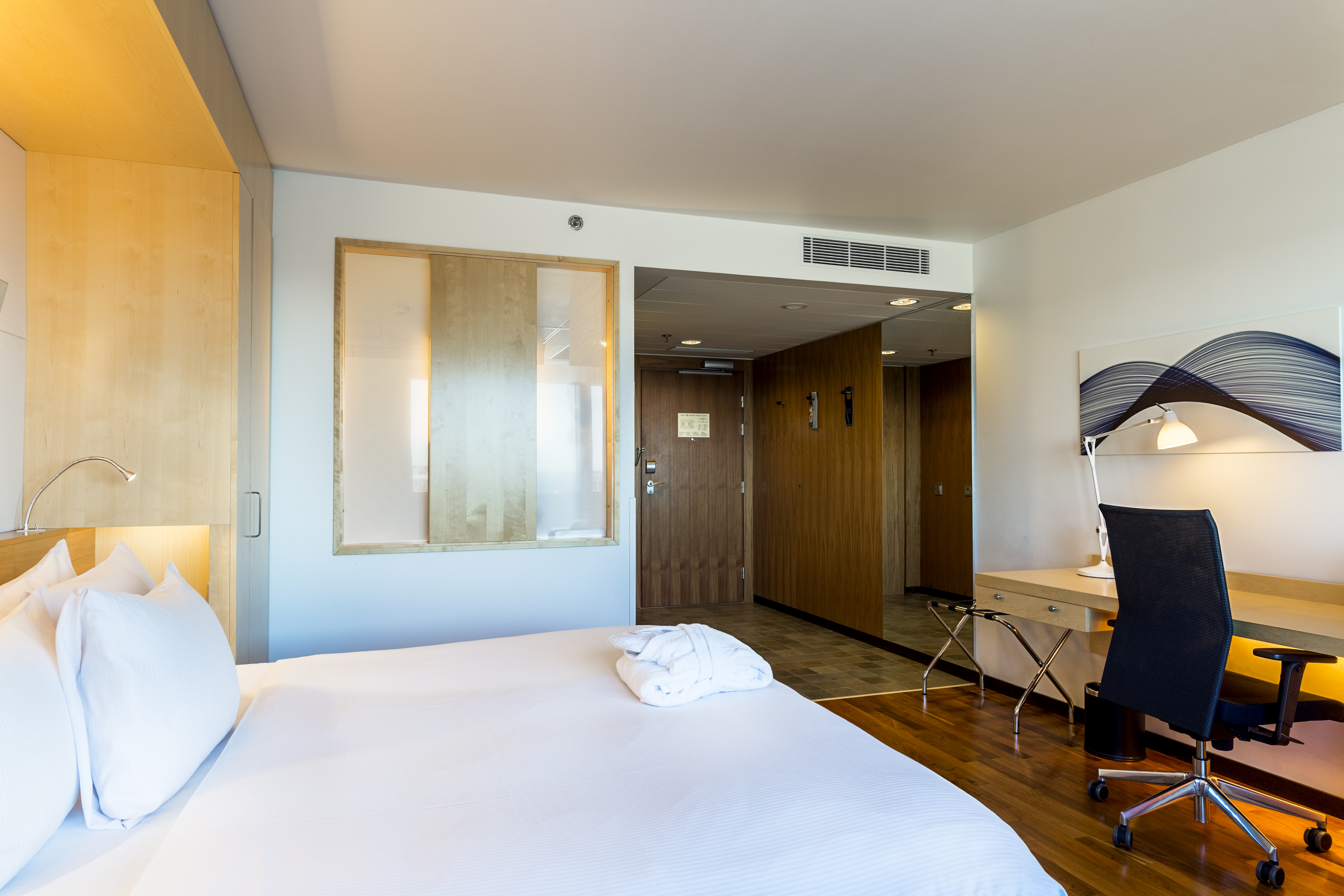 Executive Plus Zimmer mit Kingsize-Bett vom Fenster aus gesehen
