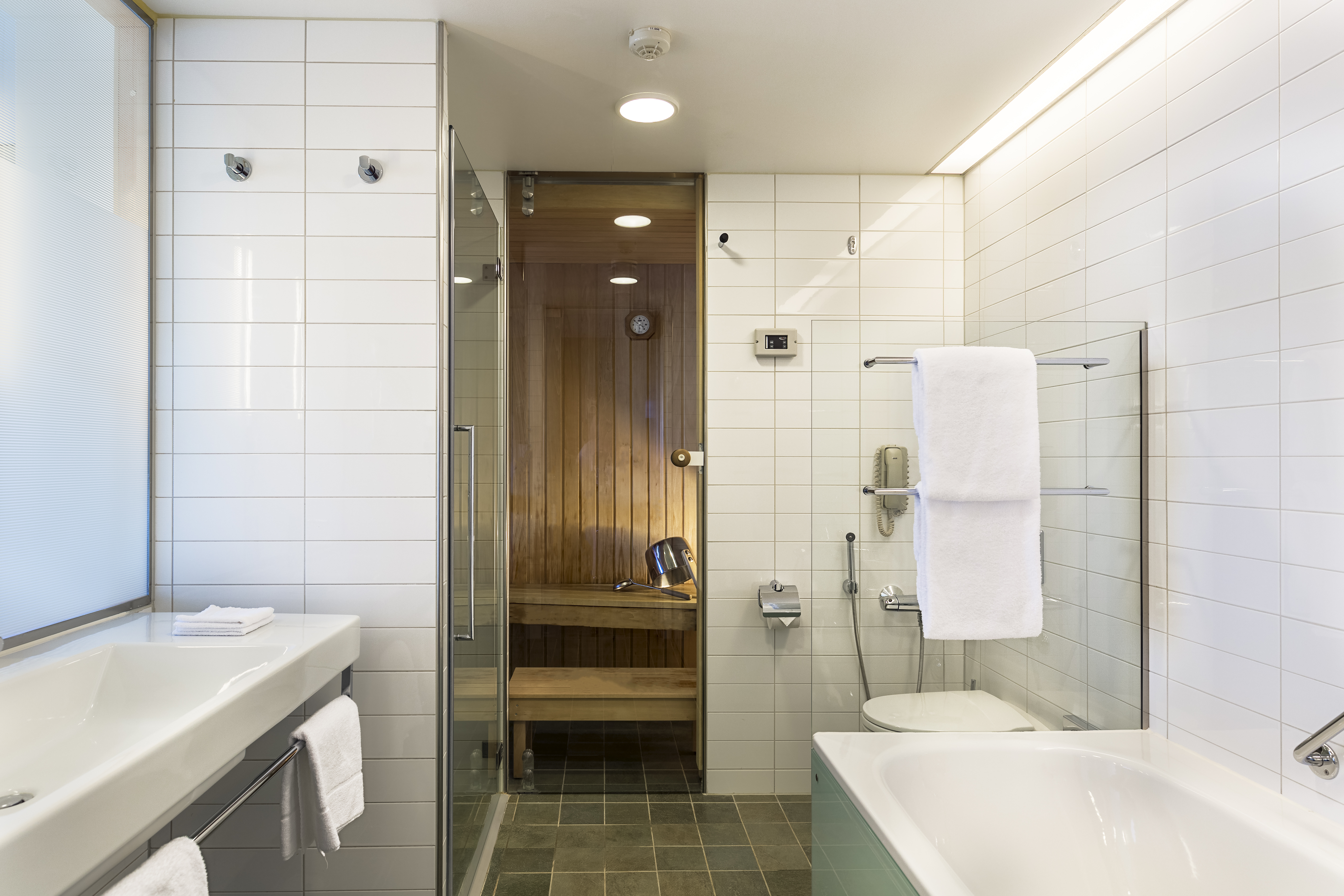 Badezimmer mit Sauna des Executive Plus Zimmers mit Kingsize-Bett