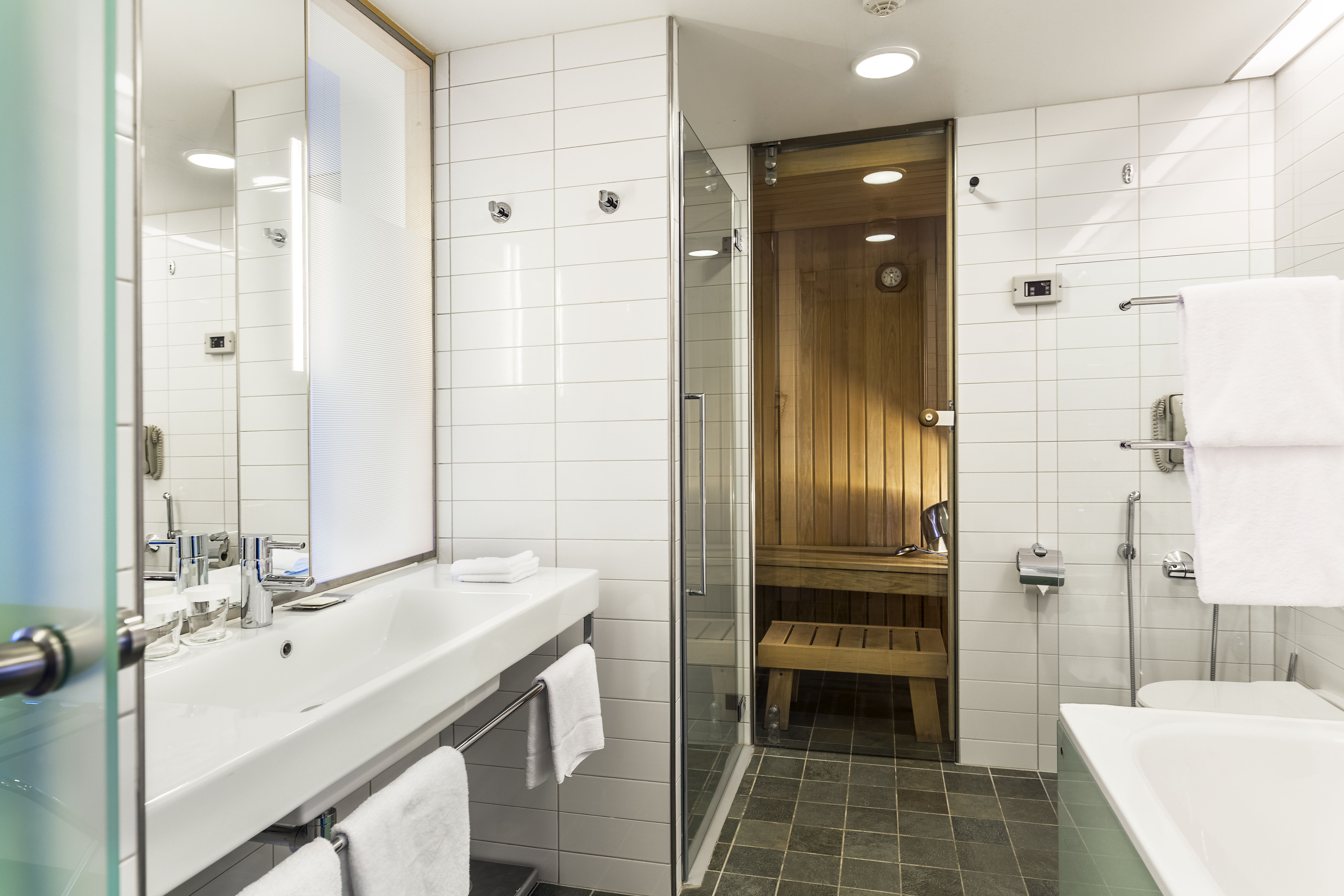 Badezimmer mit Sauna des Plus Zimmers mit Kingsize-Bett