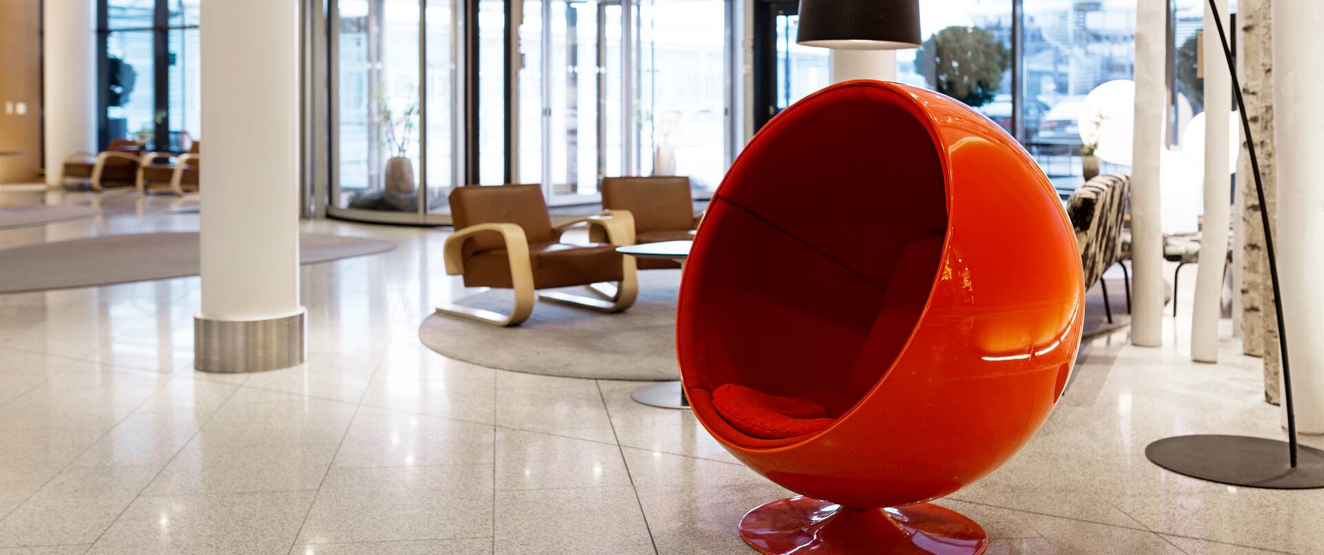 Rode stoel in lobby