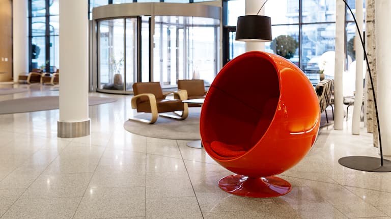 Roter Stuhl in der Lobby