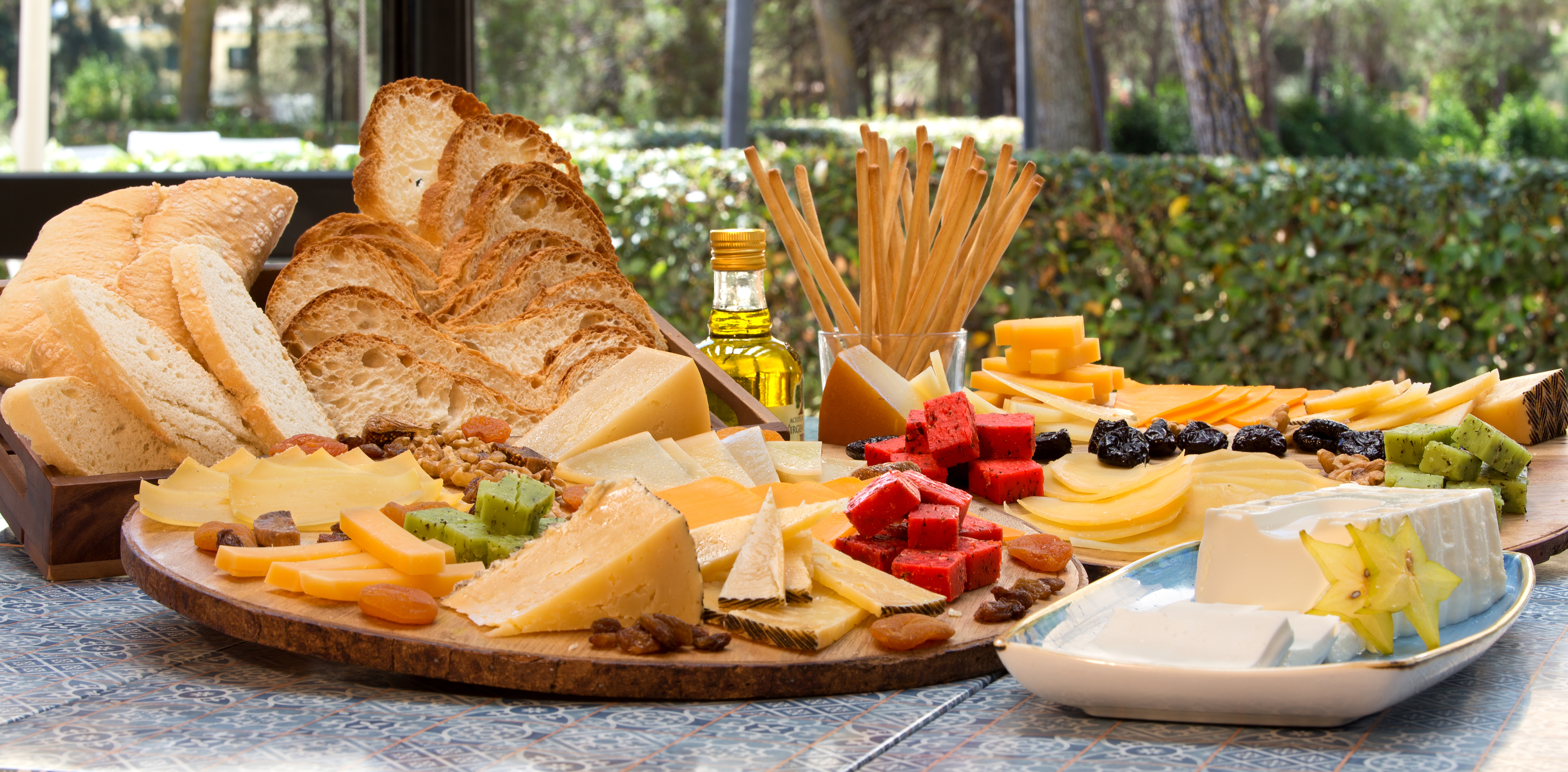 Plato de quesos con varios quesos y panes