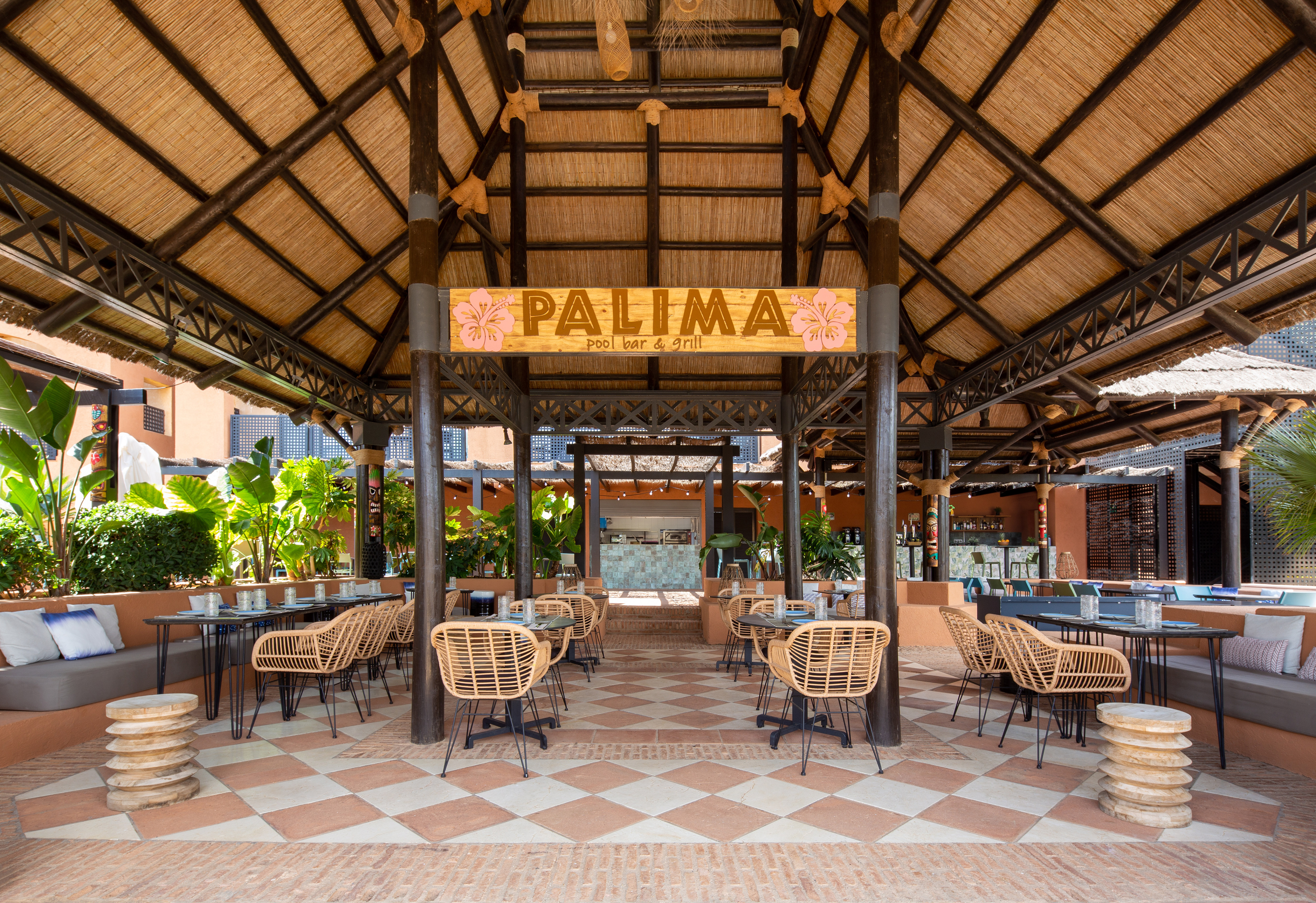 Área de comedor al aire libre del bar y parrilla de la piscina Palima