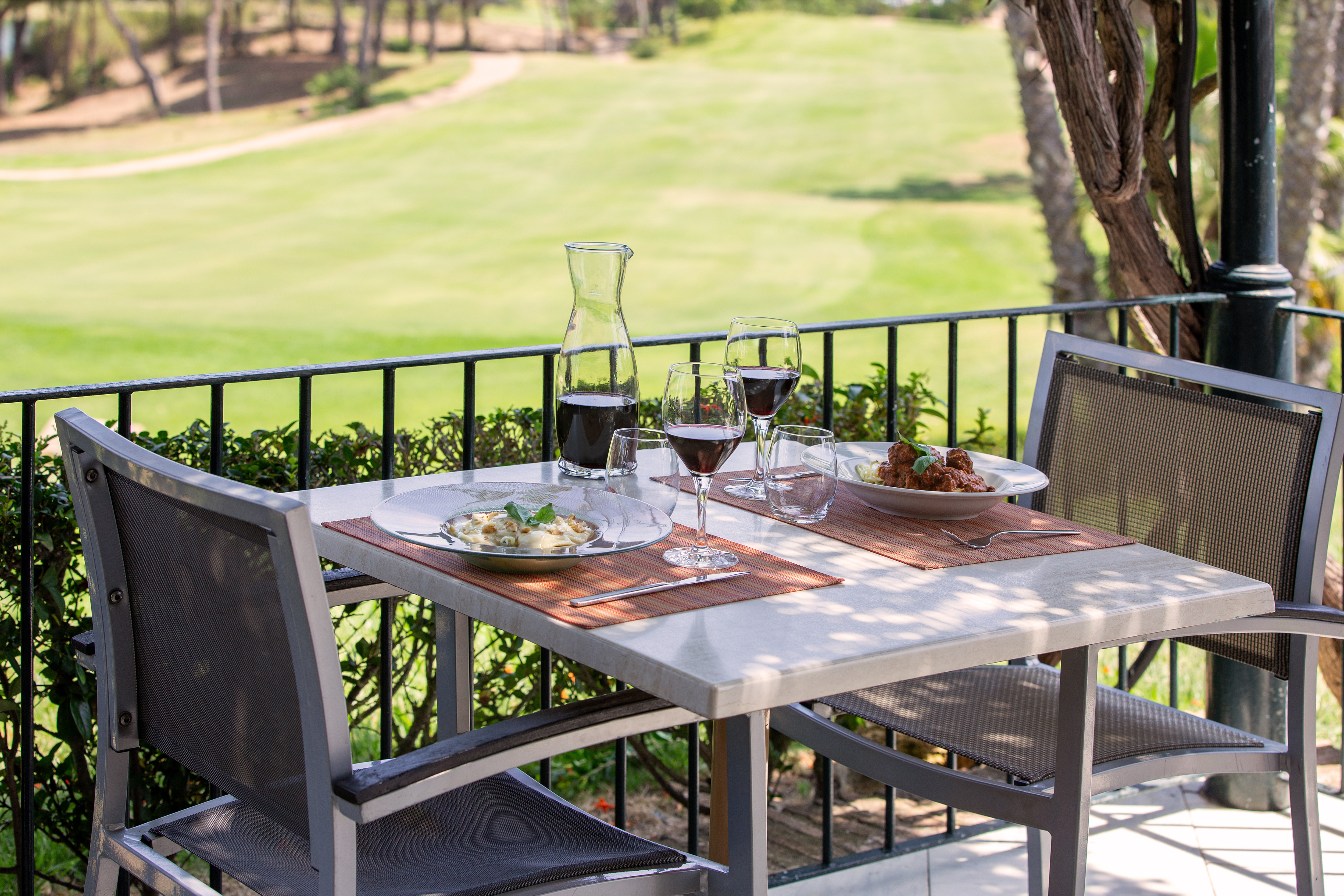 Mesa de comedor al aire libre de LaTerrazza con comida y vino