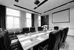 Vergaderruimte met tafelinstellingen