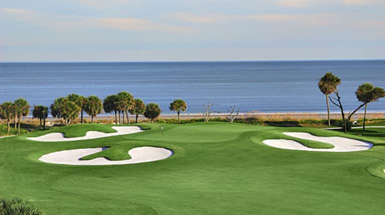 罗伯特·特伦特·琼斯高尔夫球场,毗邻水域