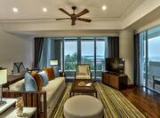 Executive Ocean Suite Plus living room