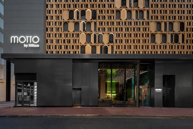 Esterno hotel di notte