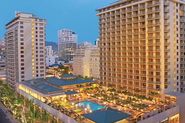 酒店外观和泳池鸟瞰夜景