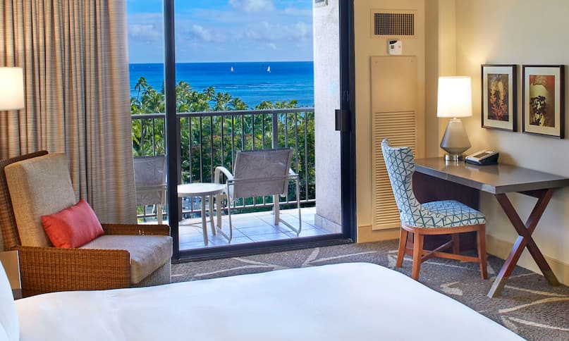 Camera con letto king size - Scrivania, sedia e vista oceano dal balcone