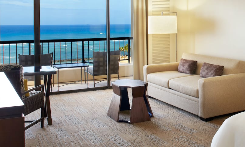Camera con letto king size - Zona soggiorno e balcone con vista oceano - prossima transizione