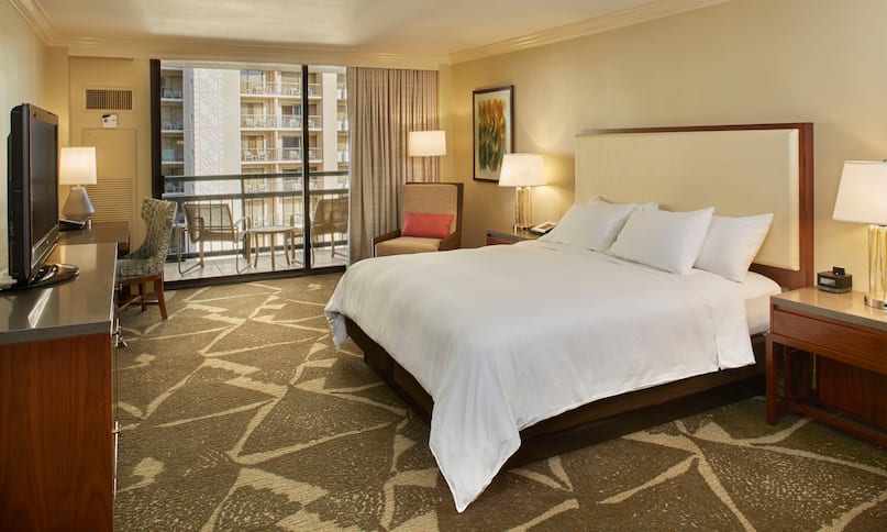 Camera con un letto king size e vista sul resort 