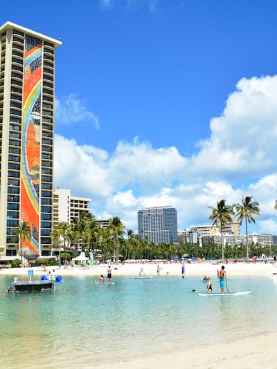 Tour Rainbow derrière le lagon