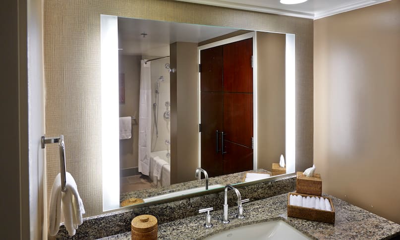 Alii Tower Room Bathroom-previous-transition