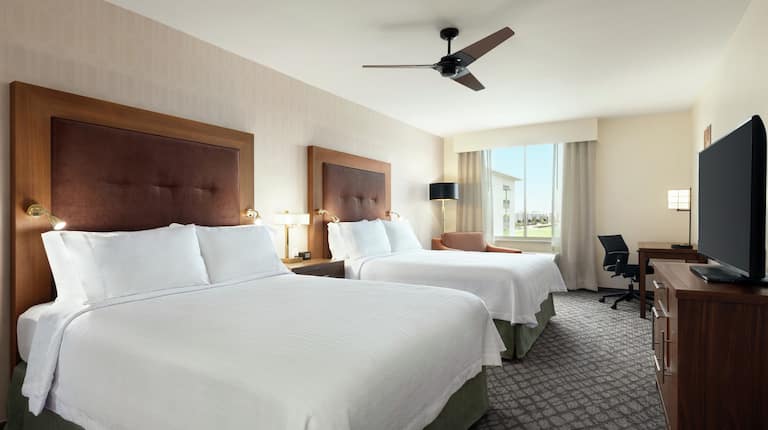 Kamar Tidur Suite dengan Dua Tempat Tidur Queen, Meja Kerja, TV, dan Pemandangan Alam Terbuka