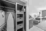 Area lemari di kamar dengan tempat tidur king