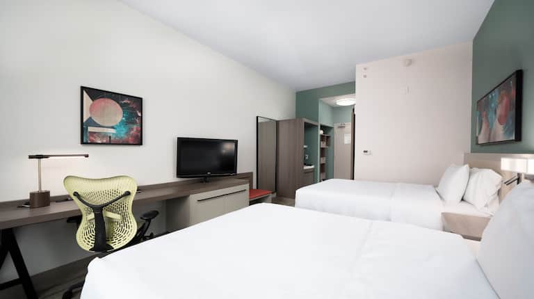 ダブルベッドを配した客室