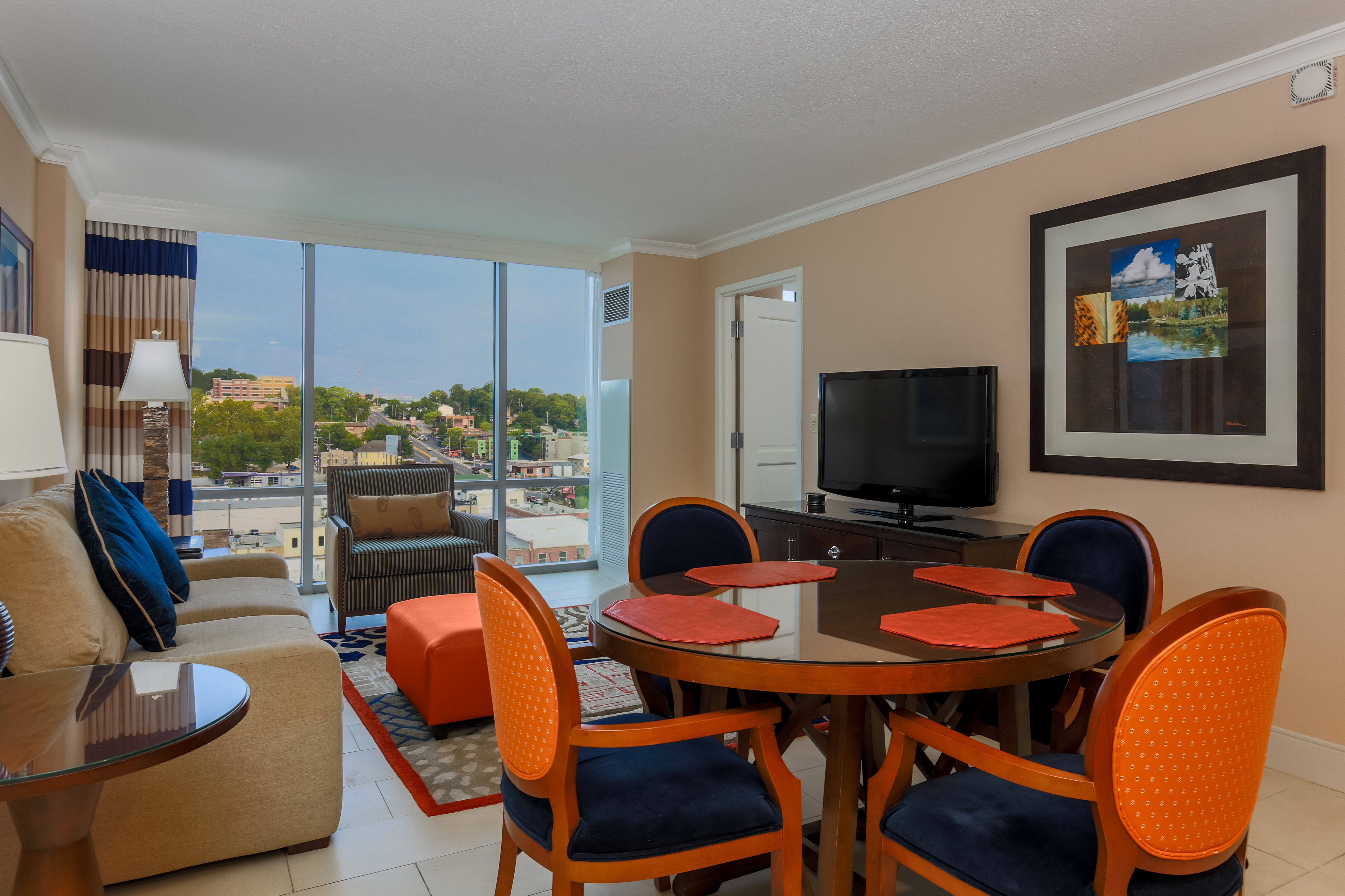 1 King 1 Bed Condo Dining