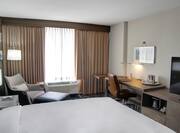 DoubleTree by Hilton Hotel Philadelphia Center City, PA - King Guestroom