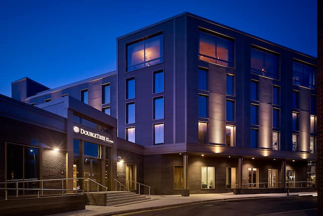 Hôtel DoubleTree de nuit avec lumières