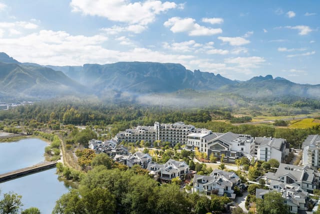 Eksterior pemandangan udara hotel pada siang hari