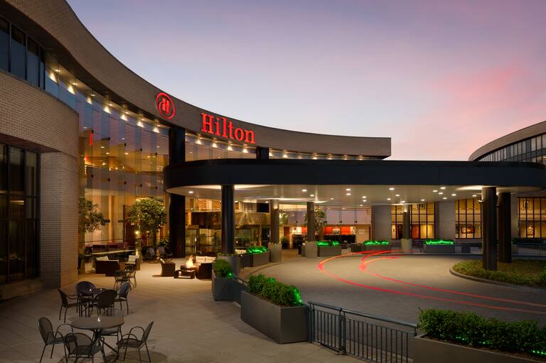 Außeneingang zum Hilton Hotel bei Sonnenuntergang