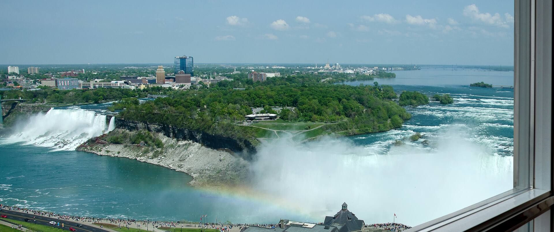 Vue sur les chutes du Niagara depuis la fenêtre d'une chambre