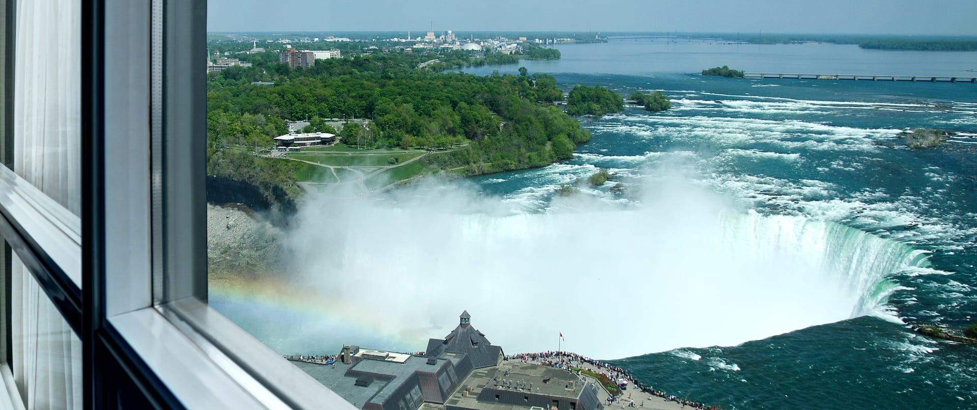 Vue sur les chutes du Niagara depuis la fenêtre d'une chambre