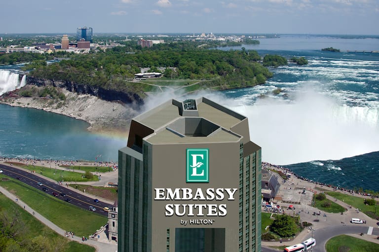 Extérieur de l'hôtel Embassy Suites avec vue sur les chutes du Niagara