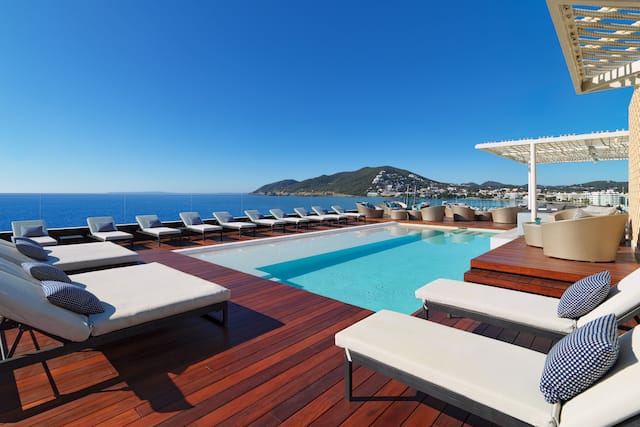 Piscine extérieure avec vue sur la mer