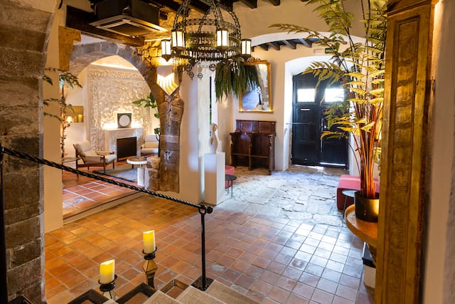 Hall avec entrée et escalier