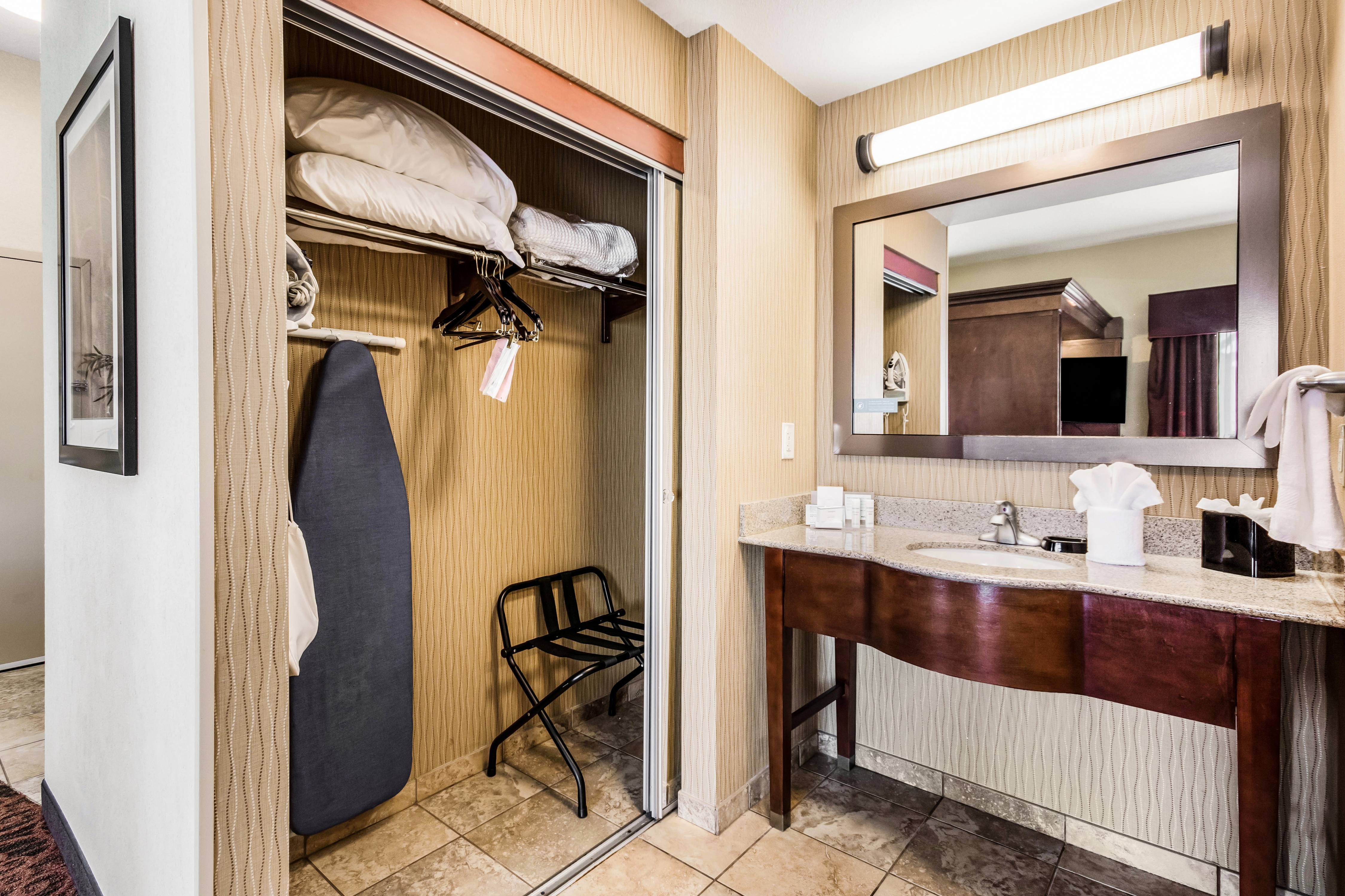 King Studio Suite With Closet And Bathroom Counter