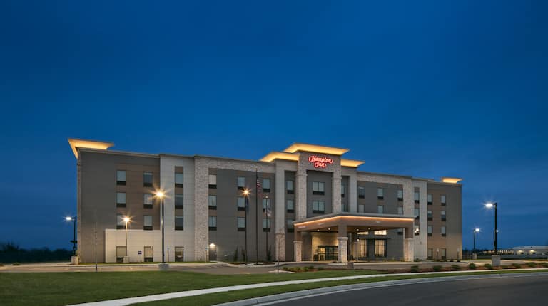 Hampton Inn Wichita Hotel Exterior At Night