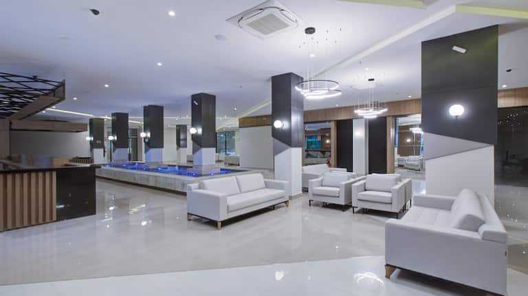 Área de estar no lobby com sofás e cadeiras