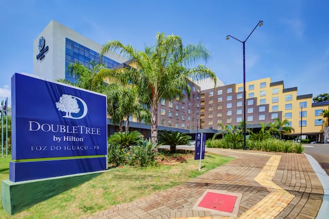 Außenansicht des Hotels bei Tag mit DoubleTree by Hilton Foz do Iguacu-Beschilderung